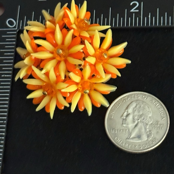 Vintage Orange & Yellow Daisy Flower Cluster Brooch Plastic 1960s Flower Power - Picture 3 of 7